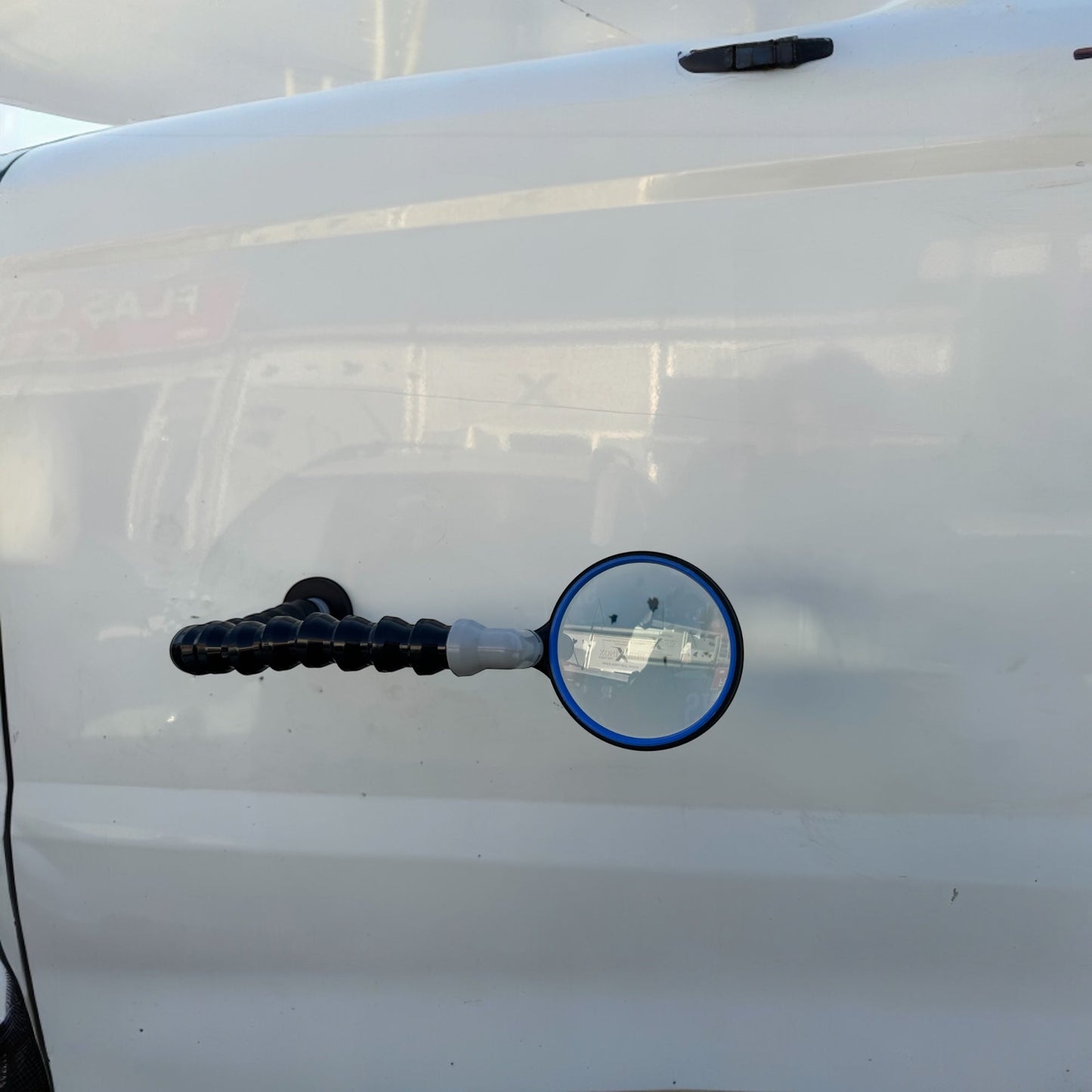 Flexible arm and magnetic base of the PDR INOX magnifying glass