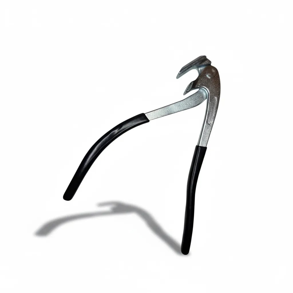 Close-up of the flat clamping jaws of the fender edge pliers